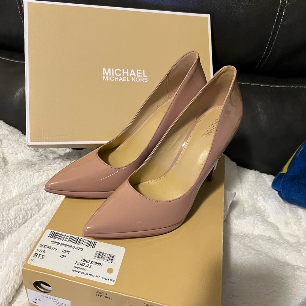 Michael Kors Tan paten leather pumps.